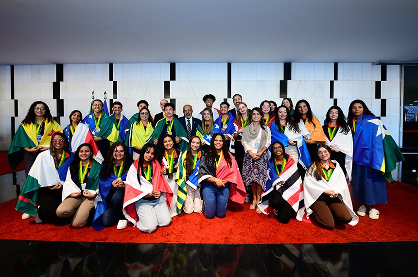 Jovens senadores 2025: 
Adrieli Mattos França (SC); 
Darliane Crislaine Lima da Silva (AL); 
Douglas Paes Silva (PE); 
Ellen Lahandria Nogueira Oliveira (AP); 
Erick Emanuel Lima Souza (CE); 
Flávia Bueno Olímpio (PR); 
Gabriel Alves Lemos (MS); 
Isabelly Christynna Capim Fernandes (PB); 
Isabelly Gomes Naegele Montechiari (RJ); 
João Pedro Ferreira Santos (BA); 
José Guylherme Santos Santana (SE); 
Keyla Adssa Barbosa de Oliveira (RN); 
Laury Angelina Luiz Ferreira Xavier de Oliveira (RO); 
Luísa Rodrigues de Freitas (MG); 
Maria Carolina Bueno Carriel (SP); 
Maria Eduarda dos Santos Alves (DF); 
Maria Eduarda Oliveira Primo (TO); 
Maria Eduarda Sousa Vale (RR); 
Maria Gabriella Silva Freitas (AM); 
Mariana de Fátima Miranda Marques (PI); 
Nicoly Ketlen Silva Mendonça (AC); 
Raphael Jorge Guimarães (RS); 
Rebeca Souza Marinho (PA); 
Rosângela Bispo Pereira (MA); 
Sabrina Furriel Nascimento Freitas (ES); 
Stefany Formigari Wrzsciz (MT); 
Yasmin Vittória Nunes Soares (GO).