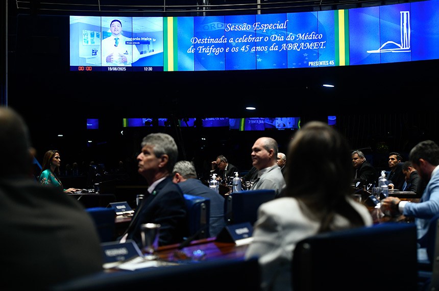 Painel exibe vídeo.