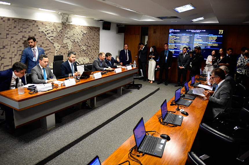Mesa: 
indicado para exercer o cargo de Diretor da Agência Nacional do Petróleo, Gás Natural e Biocombustíveis (ANP),  
Pietro Adamo Sampaio Mendes (MSF 83/2024);
indicado para exercer o cargo de Diretor-Geral da Agência Nacional do Petróleo, Gás Natural e Biocombustíveis (ANP), Artur Watt Neto (MSF 82/2024);
presidente da CI, senador Marcos Rogério (PL-RO);
indicado para exercer o cargo de Diretor da Agência Nacional de Energia Elétrica (ANEEL), Willamy Morreira Frota (MSF 41/2025);
indicado para exercer o cargo de Diretor da Agência Nacional de Energia Elétrica (ANEEL), Gentil Nogueira de Sá Júnior (MSF 44/2025).