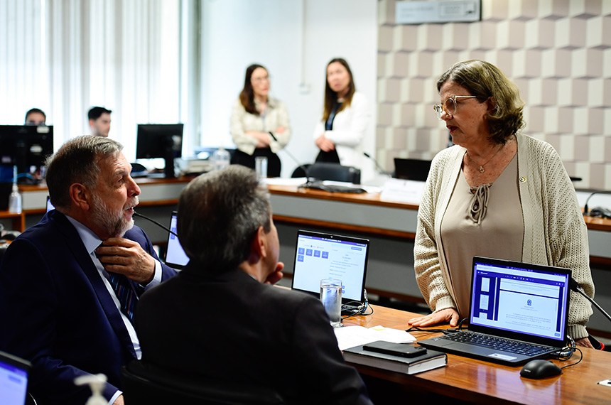 Presidente da CE, senadora Teresa Leitão (PT-PE) conversa com o senador Flávio Arns (PSB-PR).