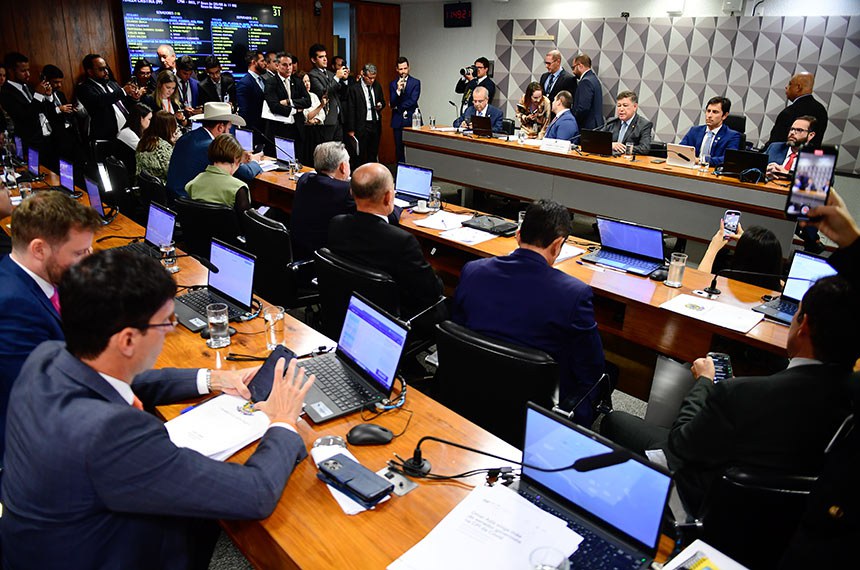 Mesa: 
senador Rogerio Marinho (PL-RN); 
presidente da CPMI - INSS, senador Carlos Viana (Podemos-MG); 
deputado Duarte Jr. (PSB-MA);
senador Jorge Seif (PL-SC).