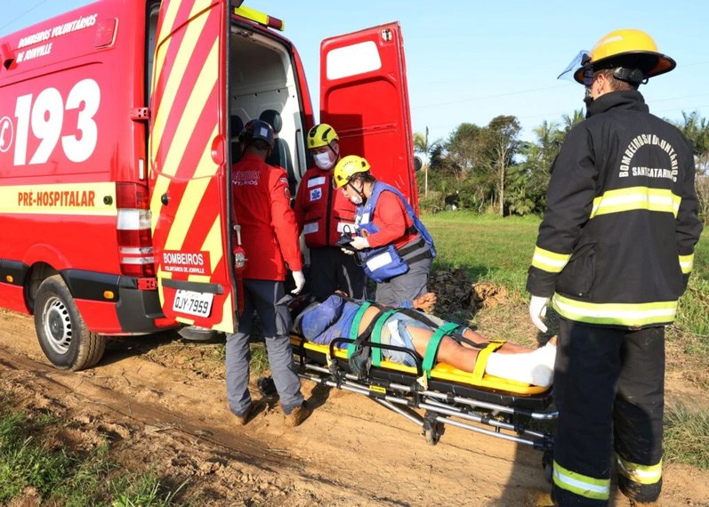 A nova norma tem como origem o PL 1.588/2022 apresentado na Câmara pelo então deputado Rodrigo Coelho (Podemos-SC). O Autor destaca em sua justificativa que os bombeiros “são uma corporação indispensável no desenho das instituições de segurança pública, contudo, percebe-se, em significativa parte dos municípios brasileiros, a perigosa ausência de destacamentos locais do Corpo de Bombeiros Militar”.
