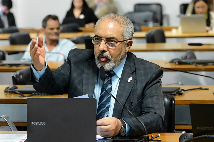 À bancada, em pronunciamento, senador Paulo Paim (PT-RS).