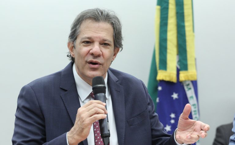 Ministro da Fazenda fala ao microfone