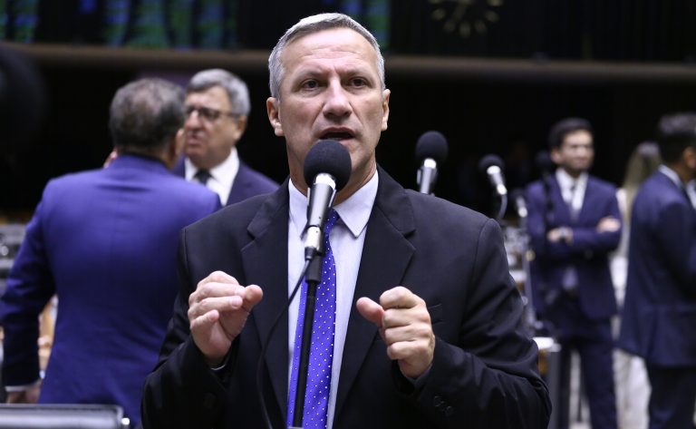 Deputado Sanderson fala ao microfone