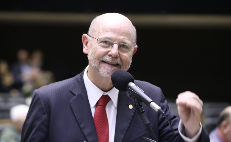 Deputado Bohn Gass fala ao microfone