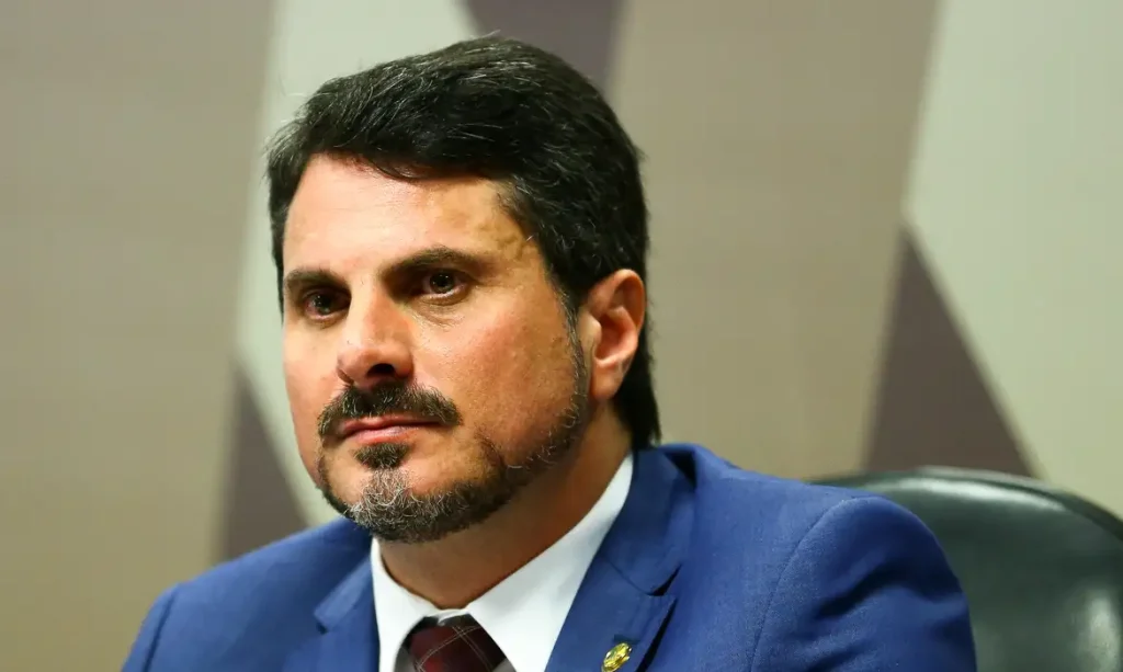 O senador Marcos do Val durante sessão da CCJ  do Senado  para votação do projeto de lei (PLS 166/2018) que altera o Código de Processo Penal para disciplinar a prisão após a condenação em segunda instância.