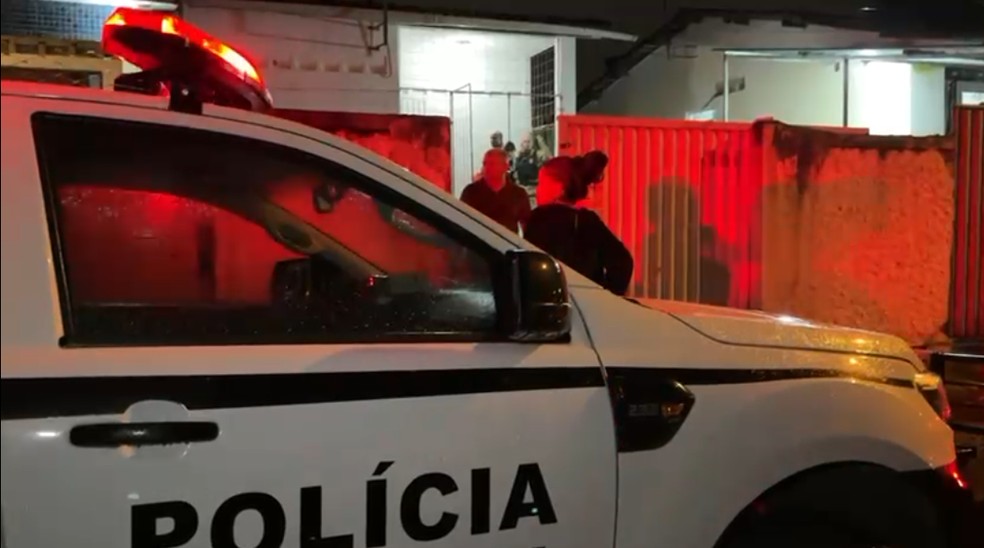 Corpo da mulher encontrada morta em Mangabeira vai passar por exames — Foto: Flávio Fernandes/TV Cabo Branco