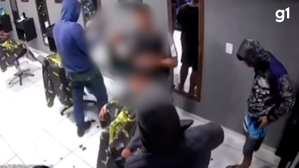 Três homens armados assaltam barbearia em Cabedelo, na Paraíba — Foto: Reprodução