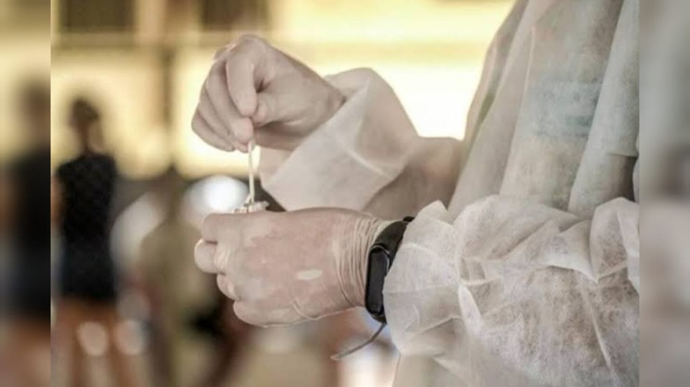 Profissional de saúde realiza teste rápido de Covid-19 para agilizar o diagnóstico e garantir tratamento adequado aos pacientes — Foto: Divulgação