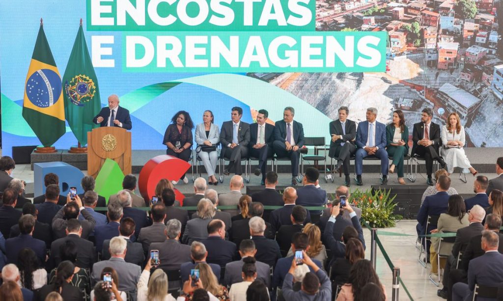 Brasília (DF), 18/09/2025 – Presidente Luiz Inácio Lula da Silva (e), participa da cerimônia de anúncio dos projetos habilitados pelo Novo PAC Seleções 2025 - Drenagem e Encostas
Foto: Valter Campanato/Agência Brasil