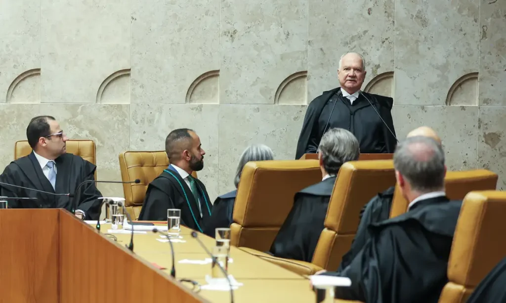 Brasília (DF), 29/09/2025 – Posse do novo presidente do Supremo Tribunal Federal (STF), Edson Fachin, ele foi eleito para suceder o ministro Luís Roberto Barroso, cujo mandato terminou ontem (28). Também assume o cargo o novo vice-presidente, Alexandre de Moraes. Os dois ministros comandarão o Supremo pelos próximos dois anos (2025-2027).
Foto: Valter Campanato/Agência Brasil