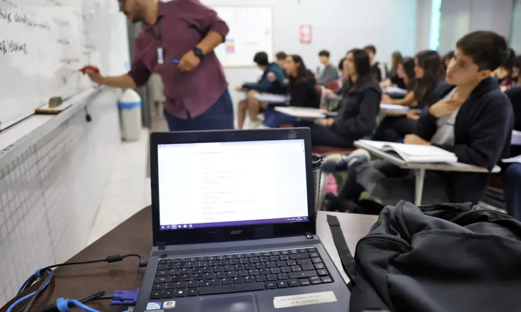 Brasília (DF), 24/10/2024 - Professor do colégio Galois, Samuel Rbeiro Costa, em sala de aula com alunos na preparação nos últimos dias antes da prova do Enem 2024.  Foto: José Cruz/Agência Brasil