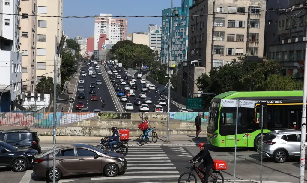 São Paulo (SP), 23/07/2025 - Movimento de ônibus, carros e motos no trânsito da rua Augusta, em Bela Vista. Foto: Rovena Rosa/Agência Brasil