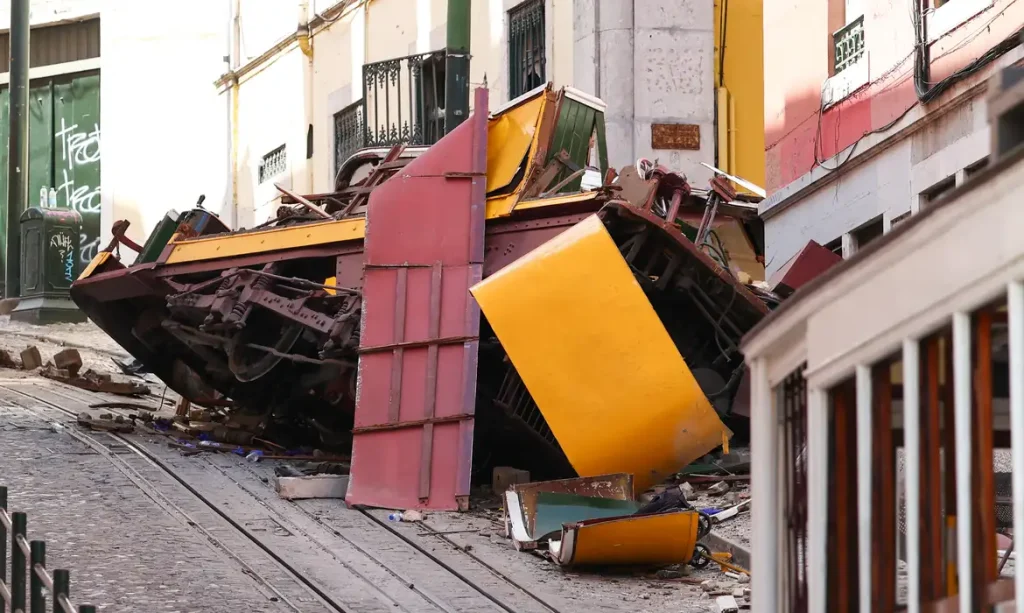 A view shows the site of the accident after Gloria funicular railway car, a popular tourist attraction, derailed and crashed, resulting in multiple casualties, according to authorities, in Lisbon, Portugal, September 4, 2025. REUTERS/Pedro Nunes