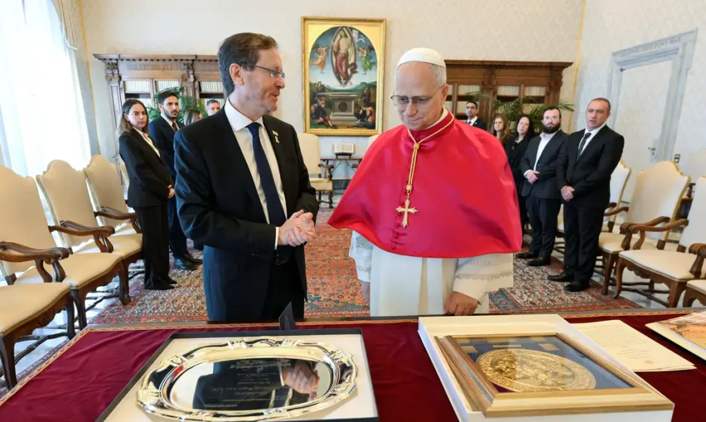 Papa Leão 14 durante encontro com presidente de Israel Isaac Herzog no Vaticano
04/09/2025 Vatican Media/Simone Risoluti/Divulgação via REUTERS