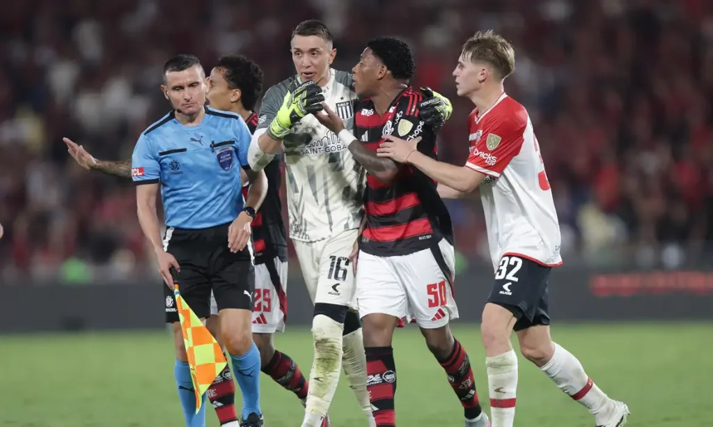 Rio de Janeiro (RJ), 18/09/2025 - Confederação Sul-Americana de Futebol (Conmebol) anulou o segundo cartão amarelo recebido pelo atacante Gonzalo Plata, do Flamengo, na vitória por 2 a 1 para cima do Estudiantes, da Argentina, na última quinta-feira (18), no Maracanã, pelas quartas de final da Libertadores. Foto: Gilvan de Souza/Flamengo