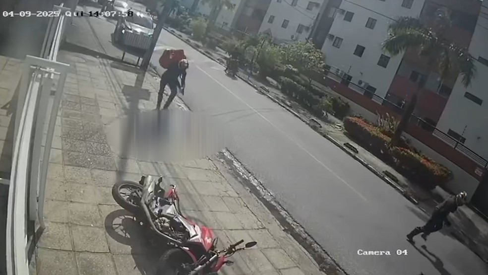 Homem é morto a tiros em garupa de moto no meio da rua, em João Pessoa; vídeo — Foto: TV Cabo Branco