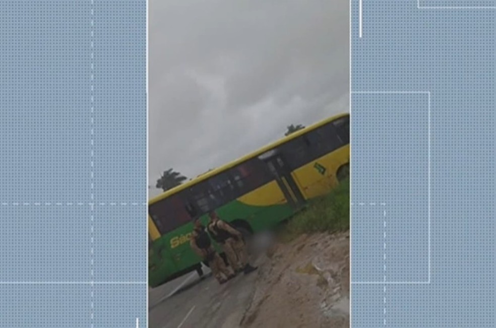 Idoso estava em parada de ônibus quando foi atingido por ônibus — Foto: Reprodução/TV Paraíba