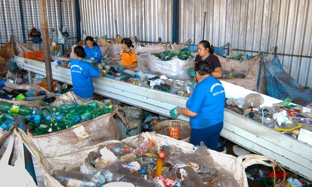 Brasília (DF), 24/03/2025 - Centro de reciclagem de garrafa pet. Foto: Edmar Chaperman/Funasa