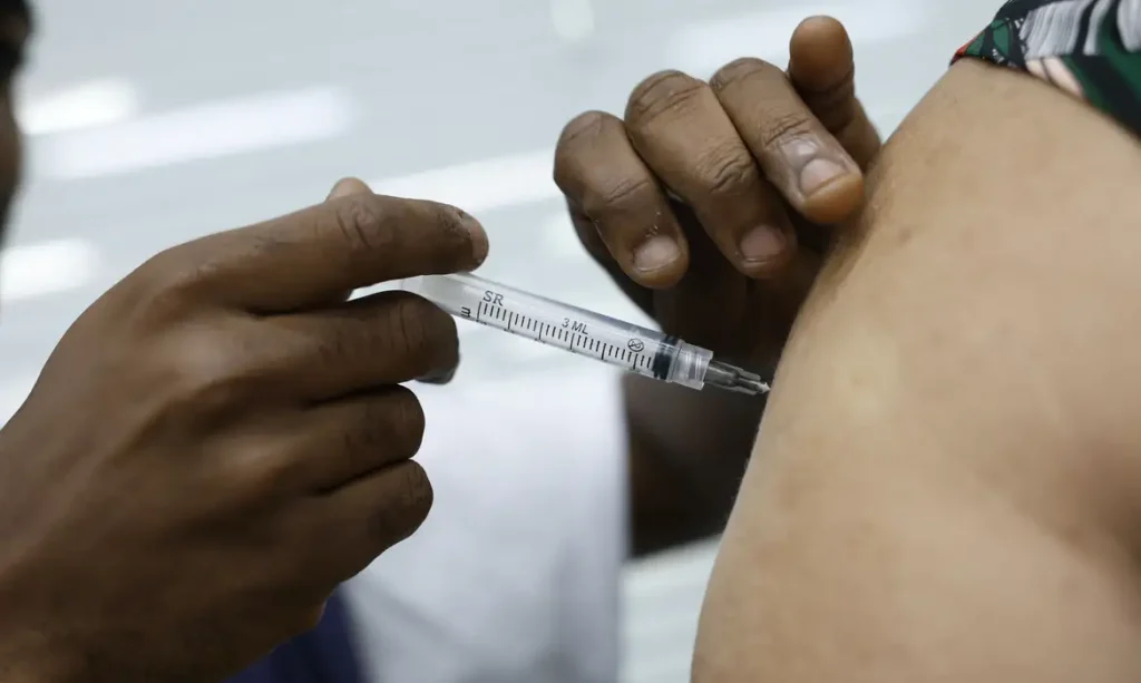 Rio de Janeiro (RJ), 24/04/2025 – Vacinação de pacientes em campanha contra a Influenza (gripe) no Super Centro Carioca de Saúde, em Benfica. Foto: Fernando Frazão/Agência Brasil