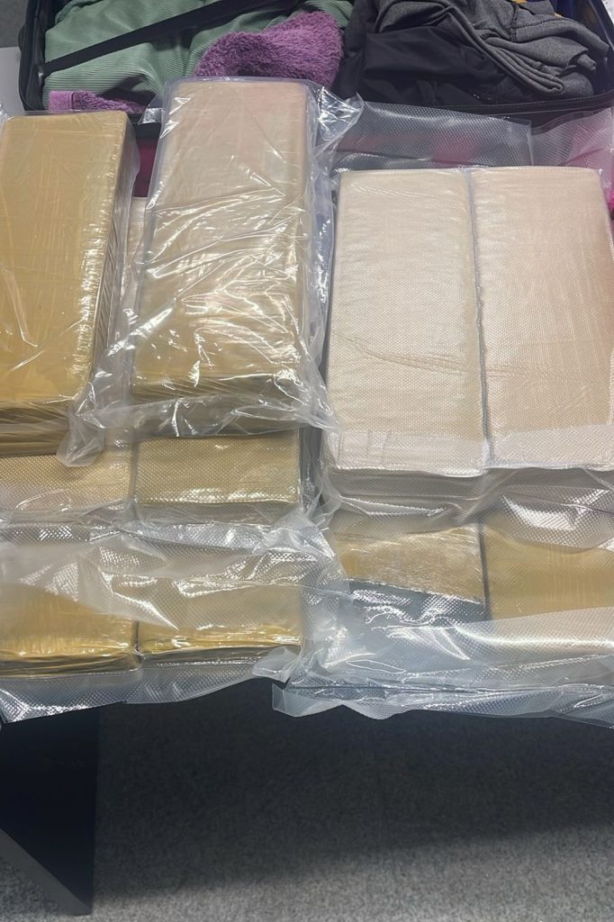 Mulher é presa com mais de 10kg de maconha no aeroporto de João Pessoa — Foto: Divulgação/Polícia Federal