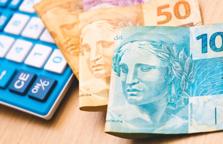 Nota de dinheiro e calculadora