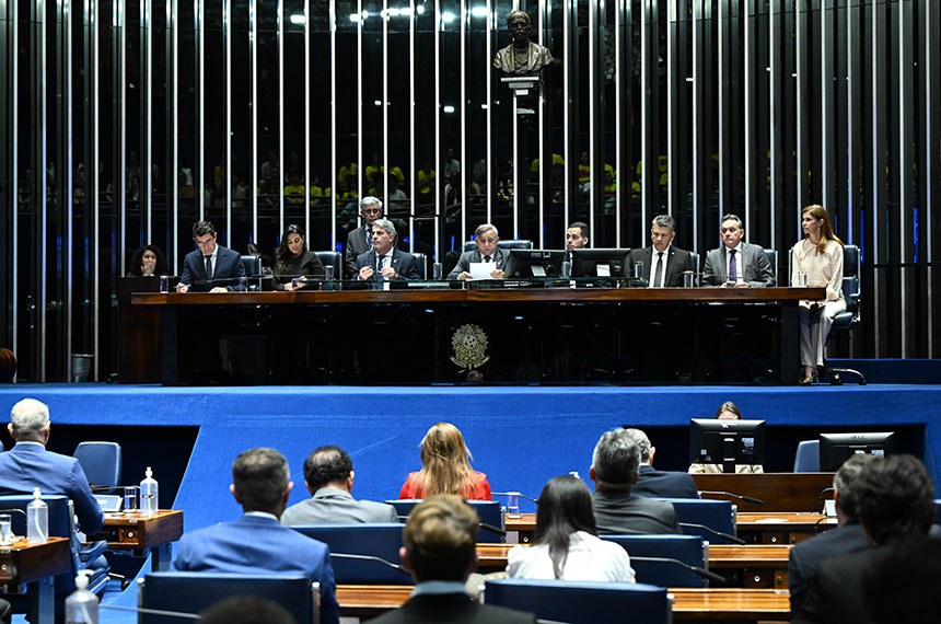 Mesa: 
diretor-superintendente do Serviço Social da Indústria (Sesi), Paulo Mól; 
diretora-executiva Nacional do Serviço Social do Transportes (Sest/Senat), Nicole Goulart; 
secretário de Educação Profissional e Tecnológica do Ministério da Educação, Marcelo Bregagnoli; 
presidente e requerente desta sessão, senador Izalci Lucas (PL-DF); 
secretário desta sessão; 
diretor-geral do Departamento Nacional do Serviço Social do Comércio (Sesc), José Carlos Cirilo; 
consultor da Presidência da Confederação da Agricultura e Pecuária do Brasil (CNA), Nilson Leitão; 
gerente-geral do Serviço Nacional de Aprendizagem do Cooperativismo (Sescoop), Karla Oliveira.