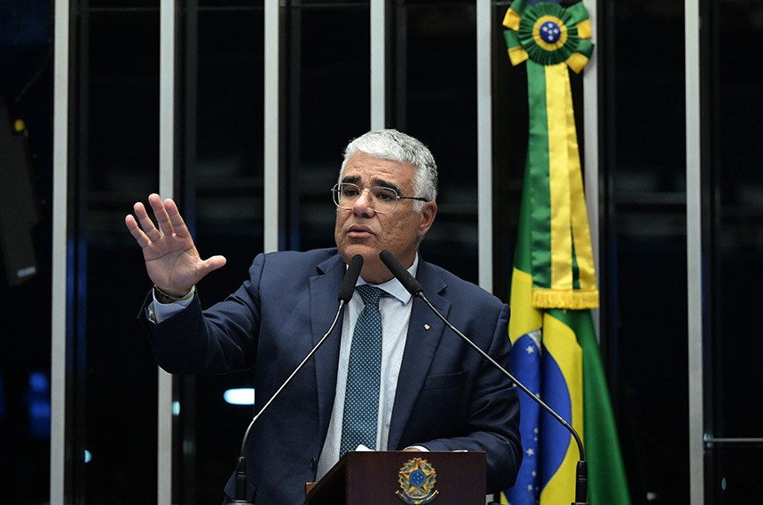 À tribuna, em discurso, senador Eduardo Girão (Novo-CE).