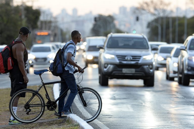 Transporte - bicicletas - mobilidade urbana cidades ciclovias carros trânsito atropelamentos acidentes riscos perigos