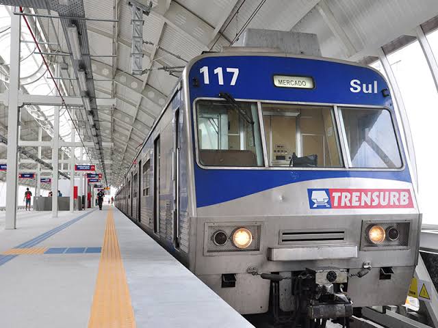 Trem da Empresa de Trens Urbanos de Porto Alegre (Trensurb) na estação