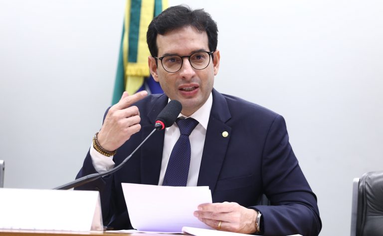 Deputado Leo Prates (PDT-BA) fala em comissão da Câmara dos Deputados
