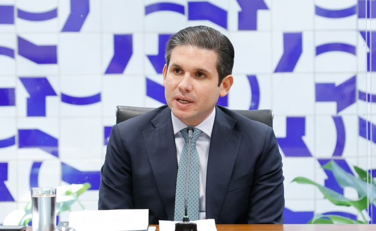 Hugo motta preside a reunião de líderes
