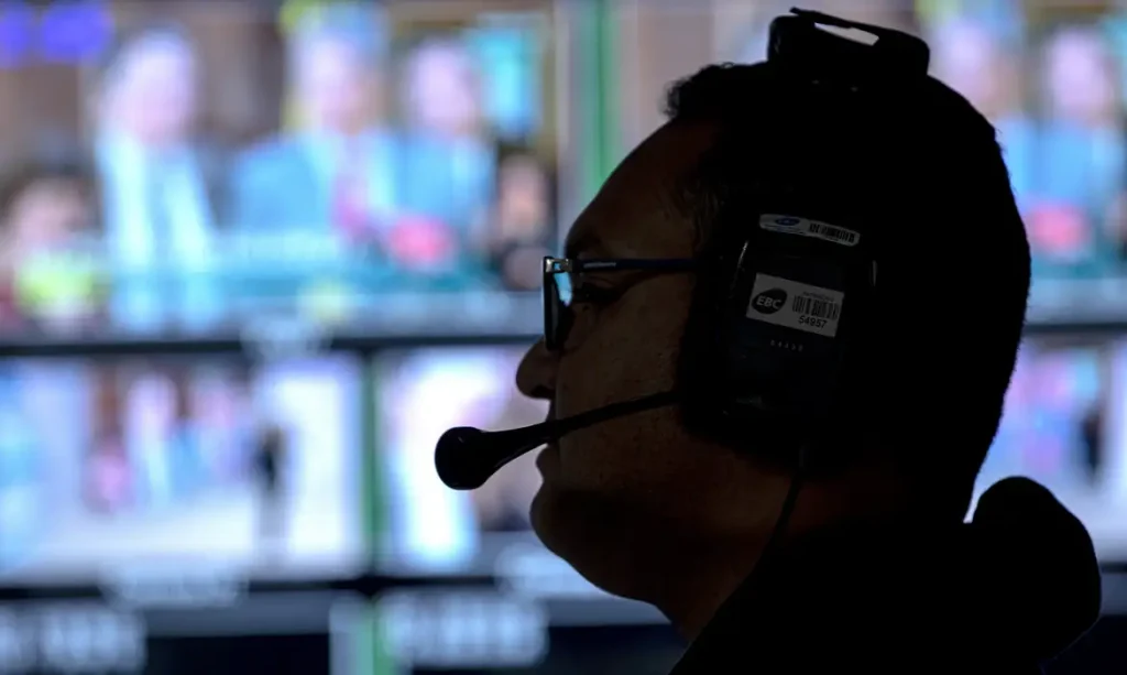 Brasília (DF) 06-04-2023 - Por dentro da Empresa Brasil de Comunicação (EBC), um operador é visto no switcher  durante transmissāo ao vivo.
Foto: Joédson Alves/Agência Brasil