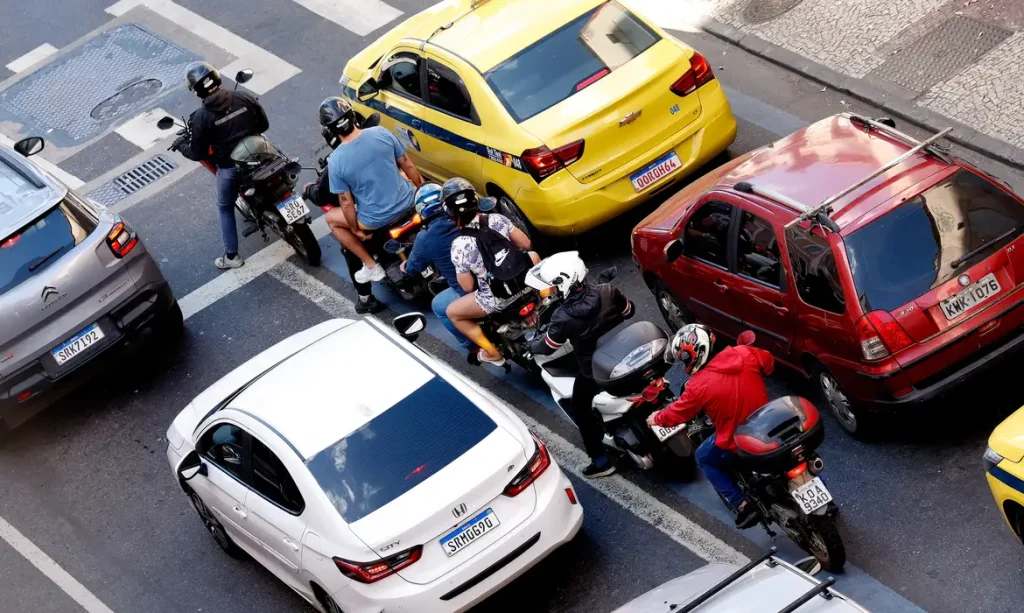Rio de Janeiro (RJ), 30/07/2025 - Motociclistas de aplicativos transitam pelas ruas do centro do Rio.  Foto: Tânia Rêgo/Agência Brasil