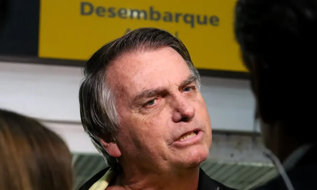 Rio de Janeiro (RJ), 29/06/2023 - O ex-presidente Jair Bolsonaro desembarca no aeroporto Santos Dumont e fala sobre o julgamento no TSE que pode torná-lo inelegível. Foto:Tânia Rêgo/Agência Brasil