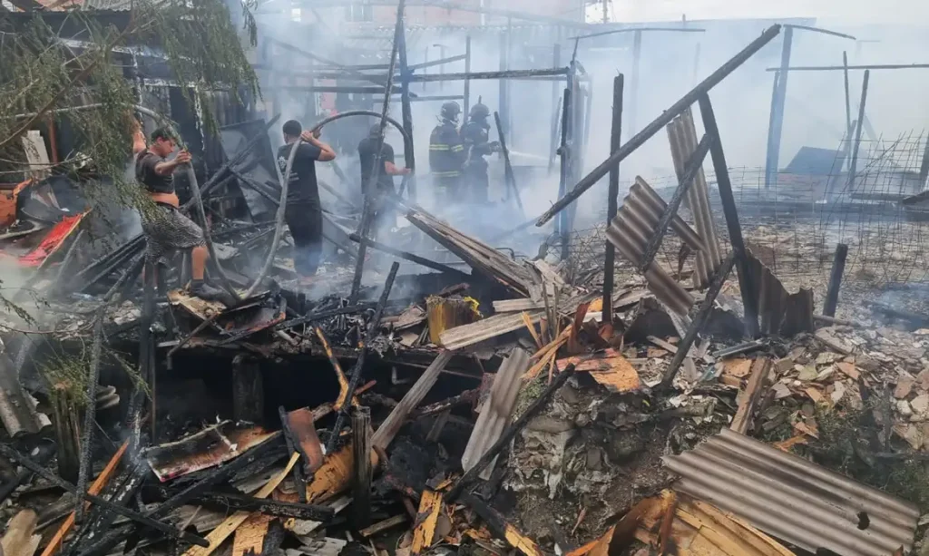 Cubatão (SP), 09/09/2025 - Incêndio de grandes proporções atinge comunidade em Cubatão. Foto: Defesa Civil SP/Divulgação