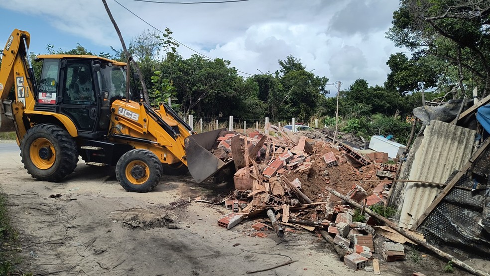 Obras irregulares são demolidas em área de preservação ambiental, em João Pessoa — Foto: Sudema