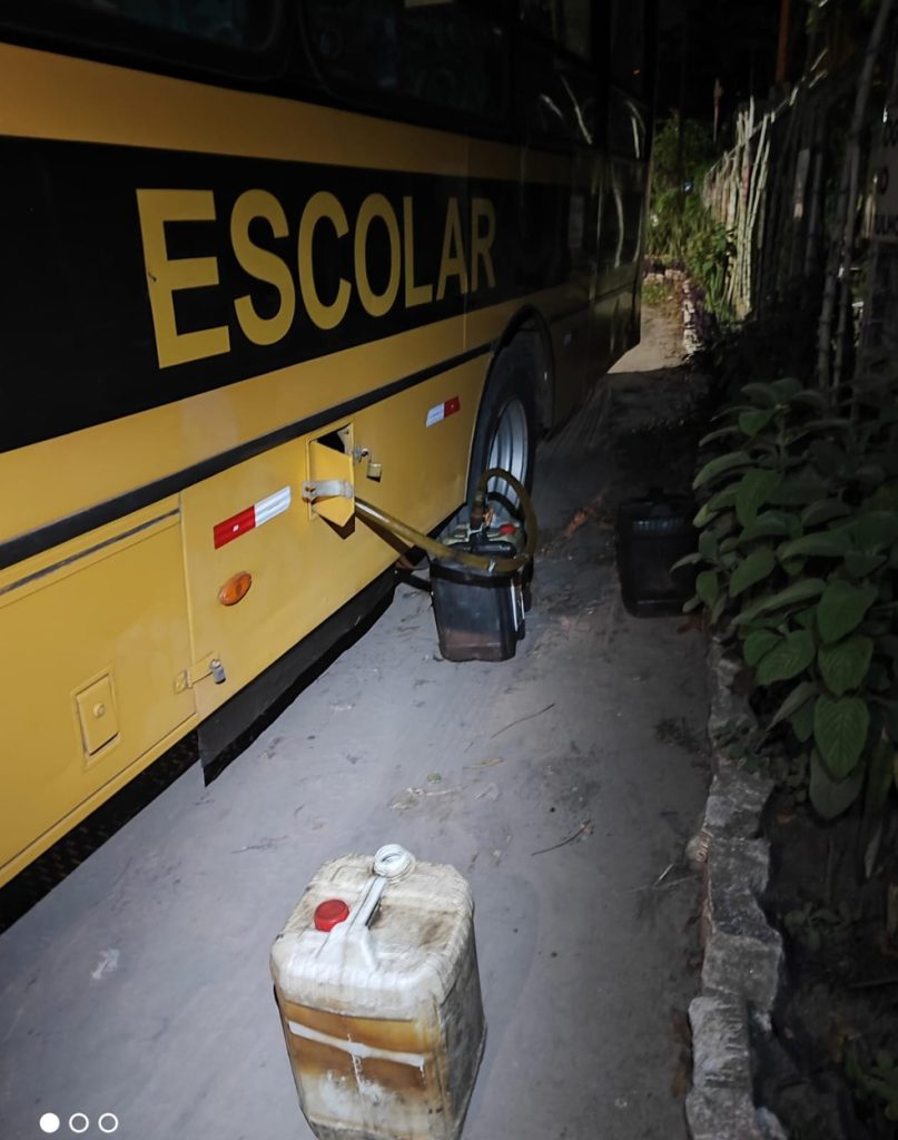Cinco homens são presos suspeitos de um esquema para roubar óleo diesel de ônibus escolares e vendê-lo, na Paraíba — Foto: Polícia Civil