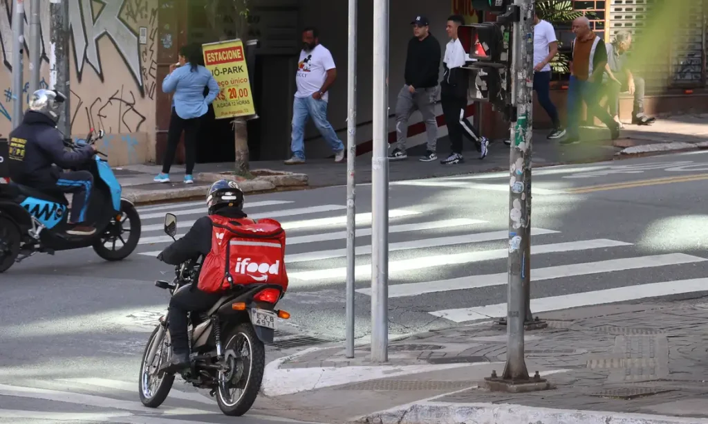 São Paulo (SP), 23/07/2025 - Motociclista entregador de comida pedida por aplicativo Ifood em Bela Vista. Foto: Rovena Rosa/Agência Brasil