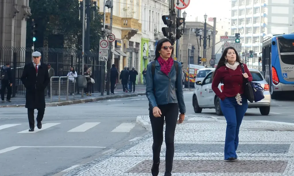 São Paulo - Termômetro na manhã de hoje marca 13ºC, na capital em frente à Catedral da Sé, região central (Rovena Rosa/Agência Brasil)