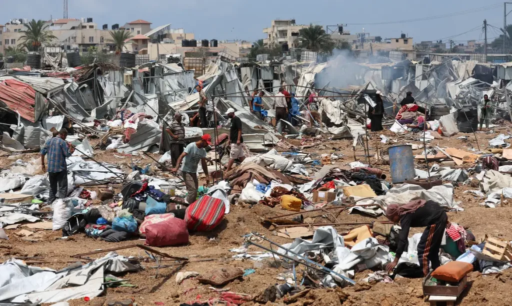 Local atacado por Israel em Deir Al-Balah, centro de Gaza
 21/8/2025     REUTERS/Ramadan Abed