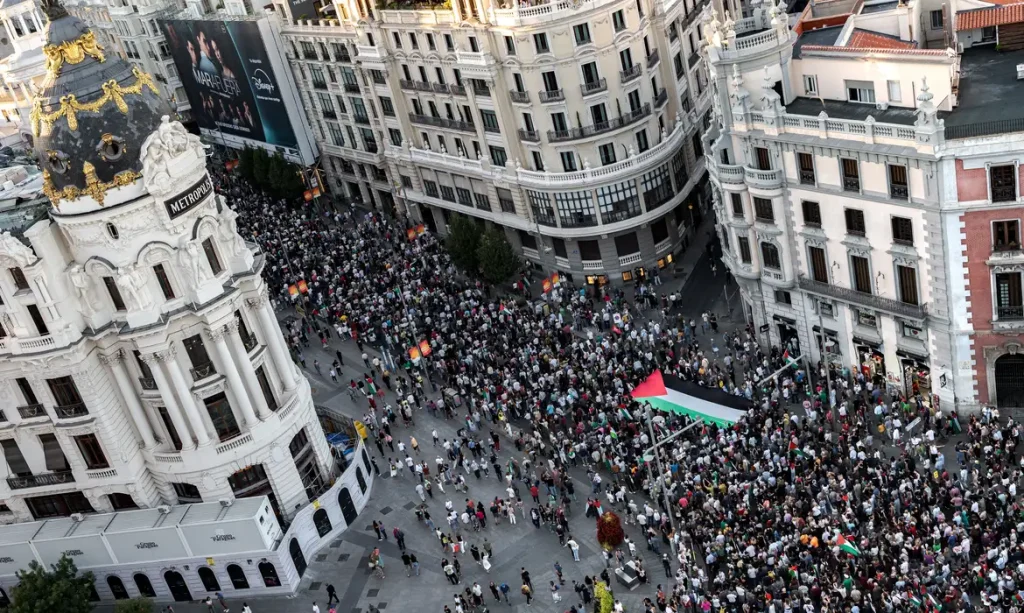 MADRID, SPAIN - OCTOBER 4: Thousands of people, holding banners and Palestinian flagas, take part in protest to show solidarity with Palestinian in Gaza, in downtown Madrid, Spain on October 4, 2025. Diego Radames / AnadoluNo Use USA No use UK No use Canada No use France No use Japan No use Italy No use Australia No use Spain No use Belgium No use Korea No use South Africa No use Hong Kong No use New Zealand No use Turkey