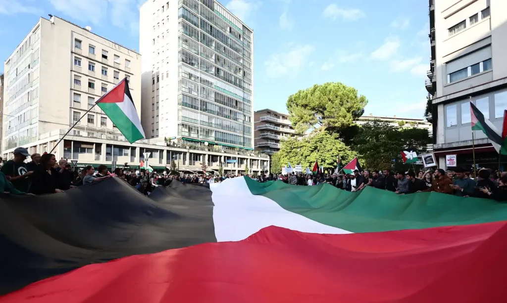 Marcha pró-palestinos antes de jogo Itália x Israel em Udine
14/10/2025
Reuters/Yara Nardi/Proibida reprodução