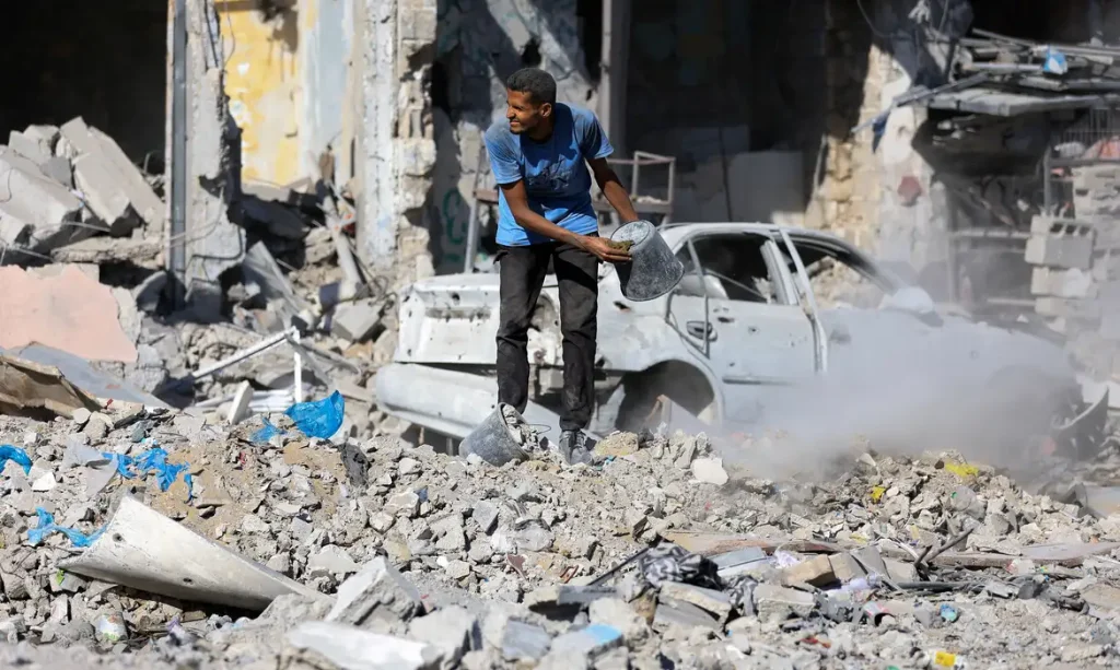 Palestino com um balde entre escombros na Cidade de Gaza
14/10/2025
Reuters/Dawoud Abu Alkas/Proibida reprodução