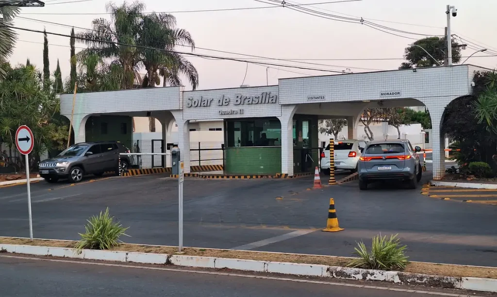 Brasília (DF), 11/09/2025 - Fachada do condomínio Solar de Brasília, onde mora e cumpre prisão domiciliar o ex-presidente Jair Bolsonaro.  Foto: Fabio Rodrigues-Pozzebom/ Agência Brasil
Foto: Bruno Peres/Agência Brasil