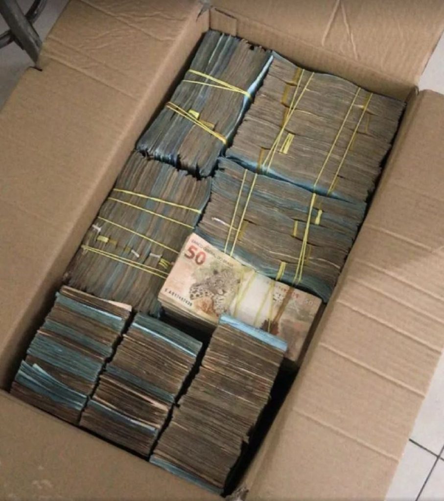 PF apreendeu grande quantia de dinheiro que estava escondida em caixas, sacos e cofrinhos em operação Falsos Heróis, em 2021 — Foto: Divulgação/PF