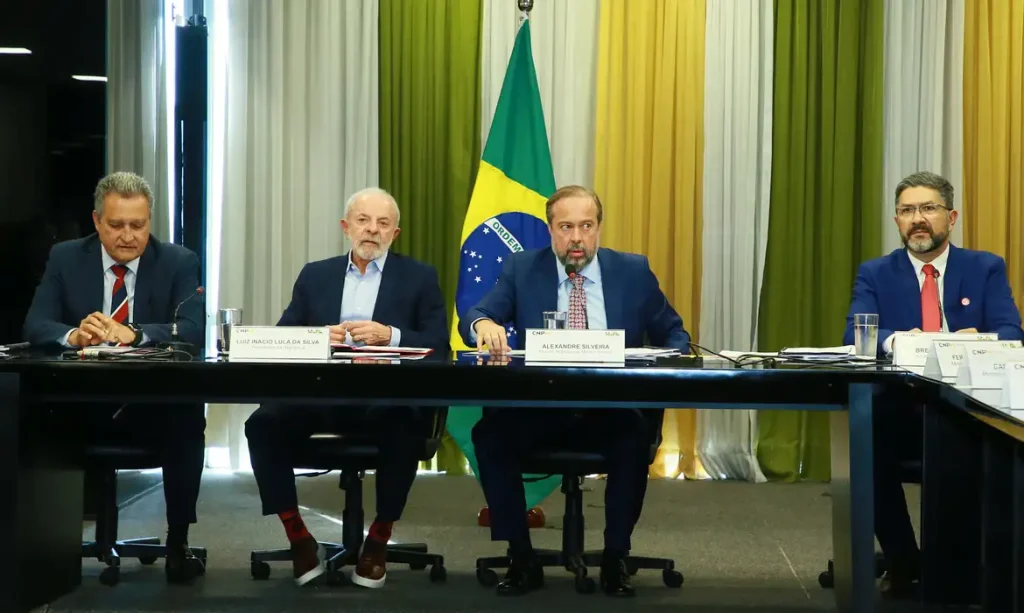 Brasília (DF), 16/10/2025 - Presidente Luiz Inácio Lula da Silva durante reunião com ministro de Minas e Energia, Alexandre Silveira, e o ministro da Casa Civil, Rui Costa. Foto: Tauan Alencar/MME