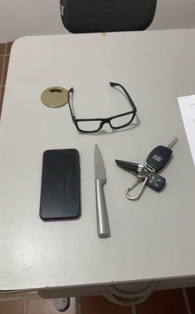 Faca, celular e óculos sem lente foram apreendidos com homem suspeito de importunar adolescente — Foto: Reprodução/Polícia Civil