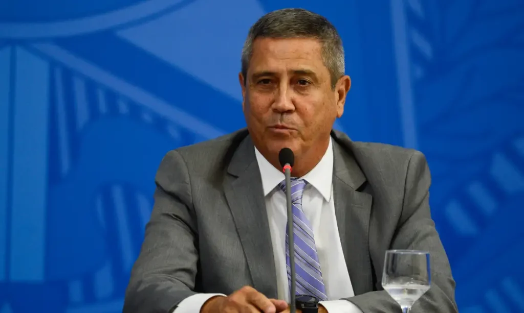 O ministro da Casa Civil, Braga Netto, fala à imprensa no Palácio do Planalto, sobre as ações de enfrentamento ao covid-19 no país